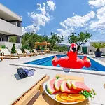 Spacious With Jacuzzi Apartment Kaštela