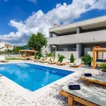 Spacious With Jacuzzi