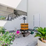 Spacious With Jacuzzi *