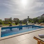 Spacious With Jacuzzi *
