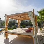 Spacious With Jacuzzi Apartment