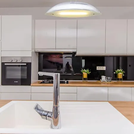 Spacious With Jacuzzi *