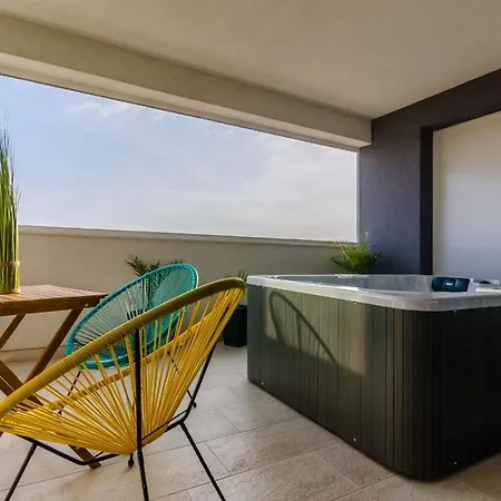 Apartment Spacious With Jacuzzi *