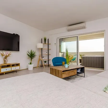 Spacious With Jacuzzi Apartment Kaštela