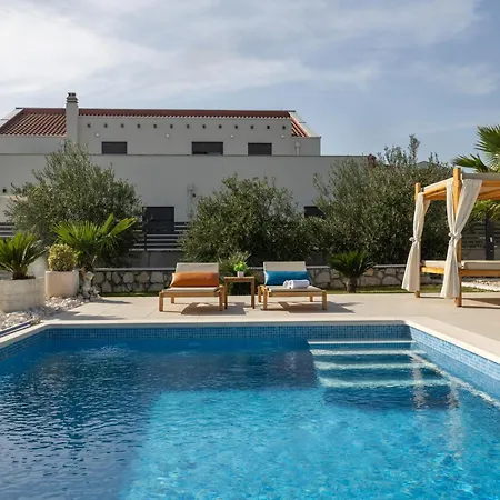 Spacious With Jacuzzi Apartment *