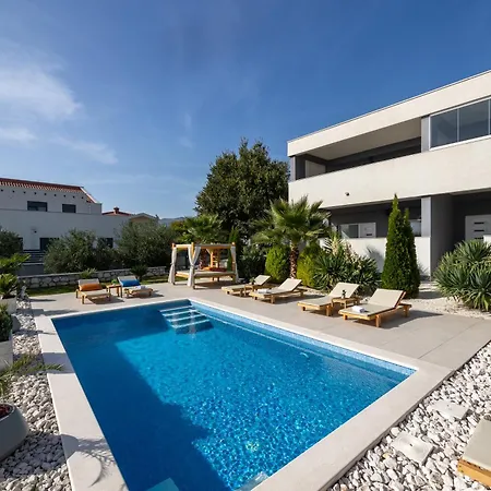 Spacious With Jacuzzi *