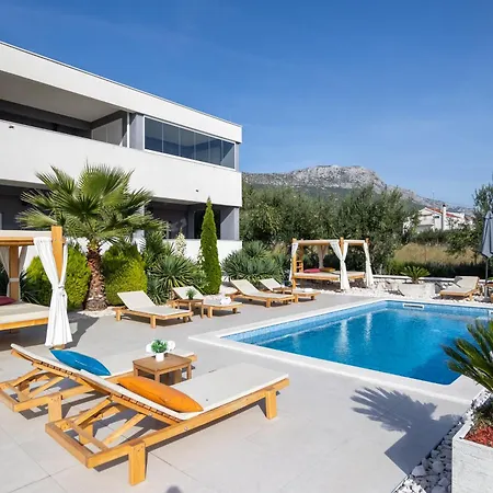 Spacious With Jacuzzi Apartment *