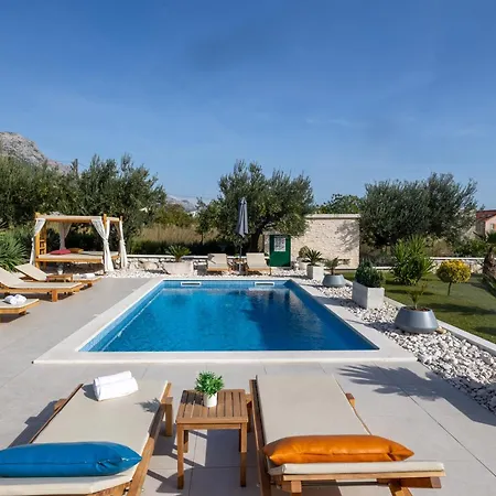 Spacious With Jacuzzi Apartment