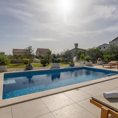 Spacious With Jacuzzi *