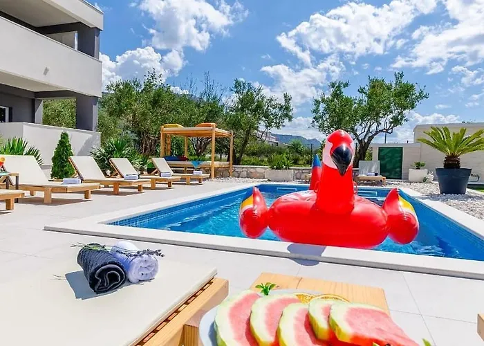 Spacious With Jacuzzi Apartament Kaštela