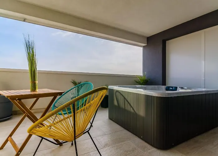 Apartament Spacious With Jacuzzi *