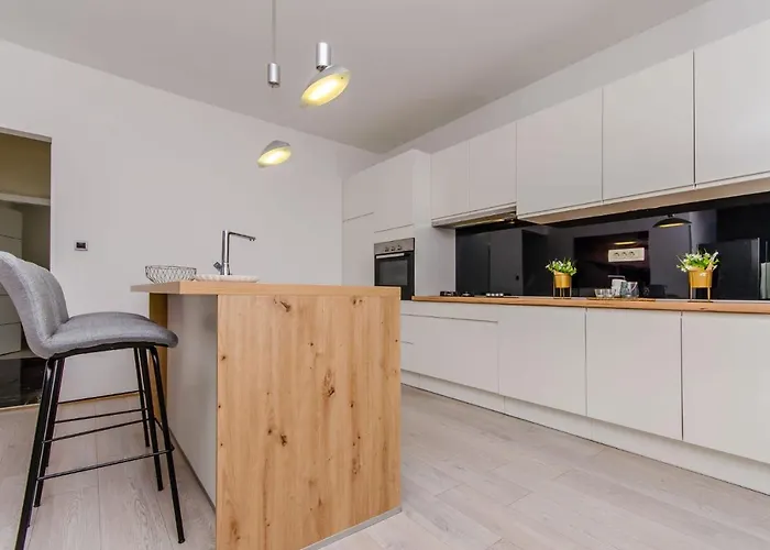 Spacious With Jacuzzi *