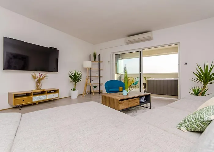 Spacious With Jacuzzi Apartament Kaštela