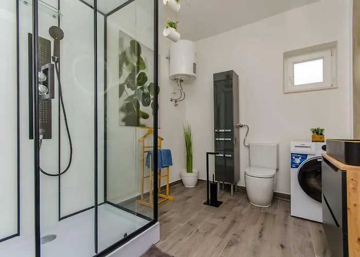 Spacious With Jacuzzi Apartament Kaštela