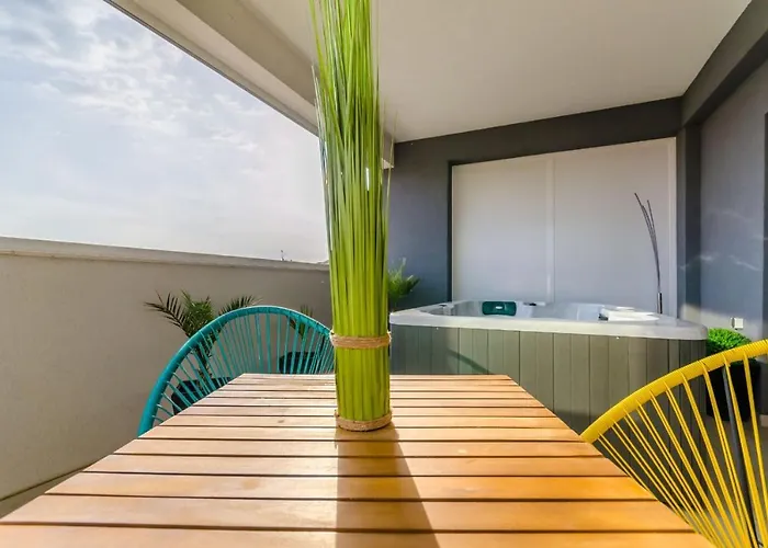 Apartament Spacious With Jacuzzi *