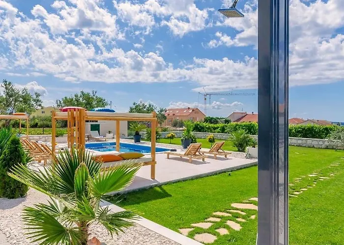 Spacious With Jacuzzi Apartament