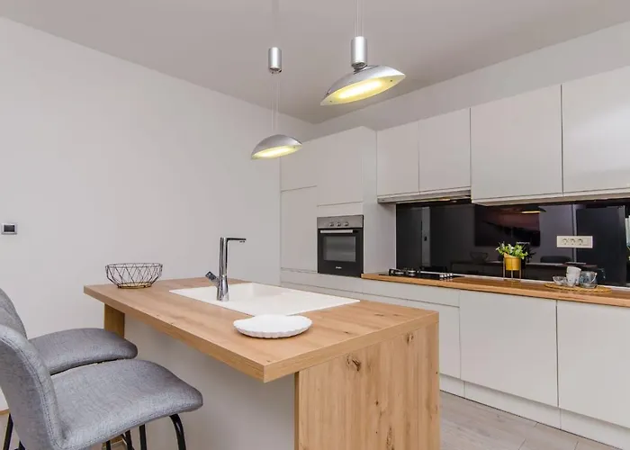 Apartament Spacious With Jacuzzi Kaštela