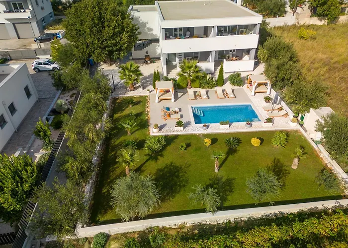 Apartament Spacious With Jacuzzi Kaštela