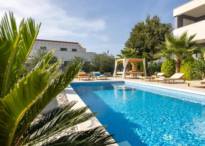 Spacious With Jacuzzi Kaštela