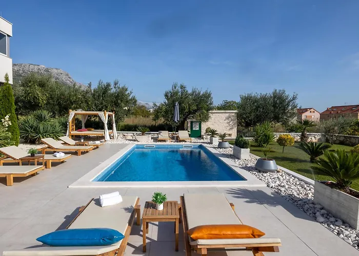 Spacious With Jacuzzi Apartament