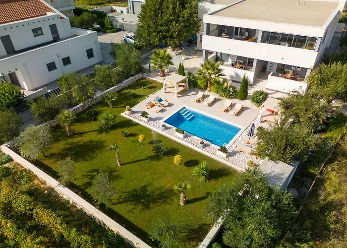 Spacious With Jacuzzi Kaštela