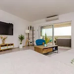 Spacious With Jacuzzi Daire Kastela