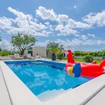 Spacious With Jacuzzi *
