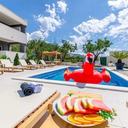 Spacious With Jacuzzi Apartment Kastela