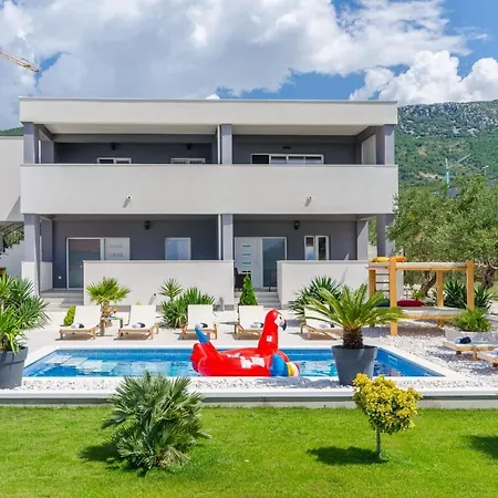Spacious With Jacuzzi Kastela