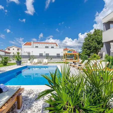 Spacious With Jacuzzi *