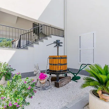 Spacious With Jacuzzi *