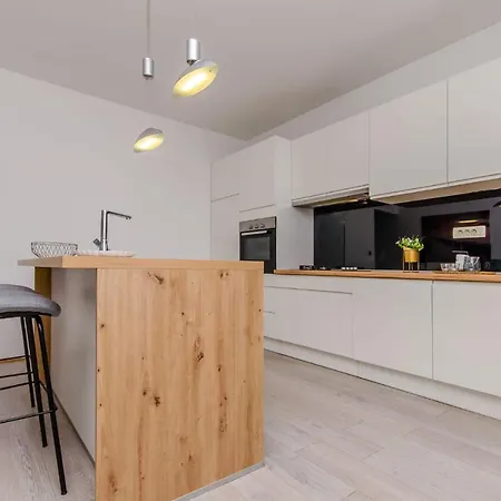 Spacious With Jacuzzi *