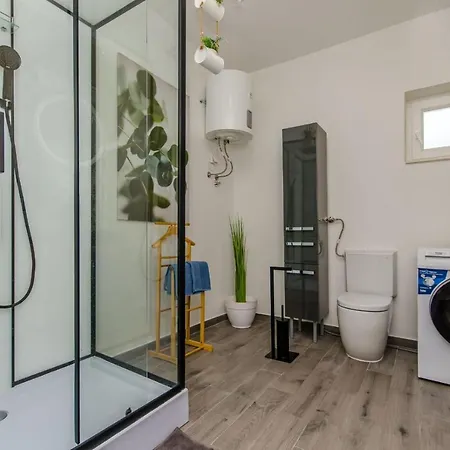Spacious With Jacuzzi Apartment Kastela