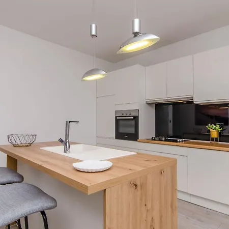 Apartment Spacious With Jacuzzi Kastela