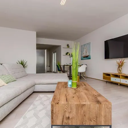 Spacious With Jacuzzi Apartamento Kaštela