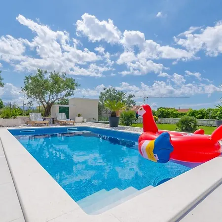 Spacious With Jacuzzi *