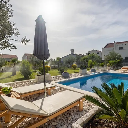 Spacious With Jacuzzi Apartment Kastela