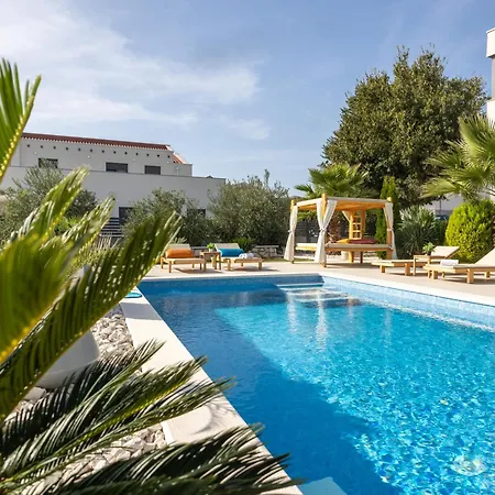 Spacious With Jacuzzi Kastela