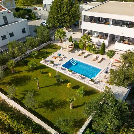 Spacious With Jacuzzi Kastela
