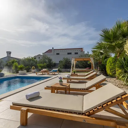 Spacious With Jacuzzi *
