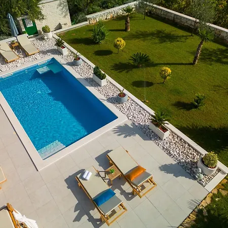 Spacious With Jacuzzi * Kastela