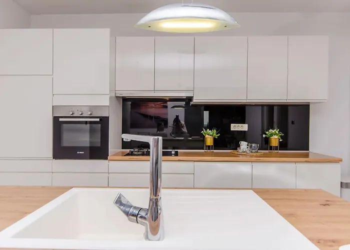 Spacious With Jacuzzi *