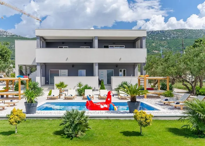 Spacious With Jacuzzi Kaštela