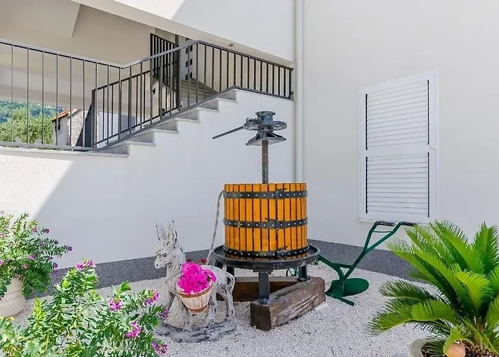 Spacious With Jacuzzi *