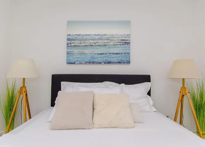 Spacious With Jacuzzi Apartment *