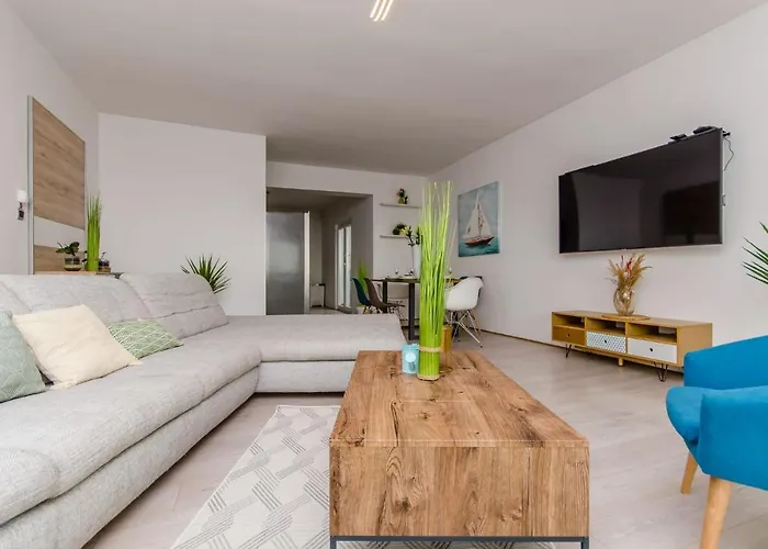 Spacious With Jacuzzi Appartamento Kaštela