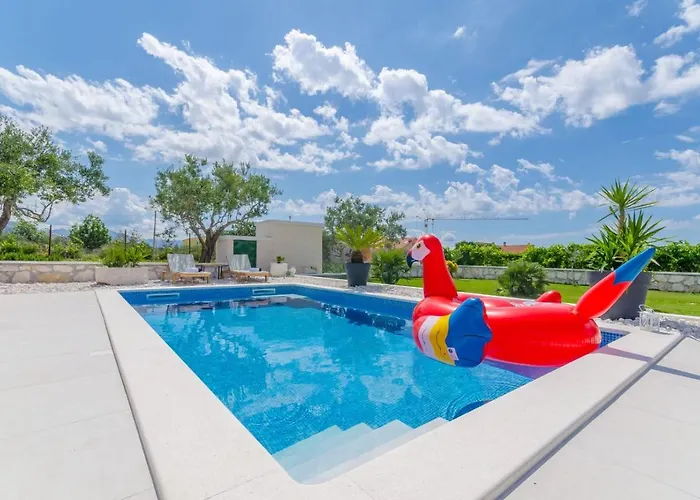 Spacious With Jacuzzi *