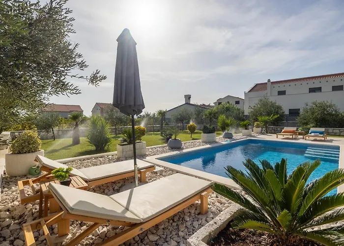 Spacious With Jacuzzi Appartamento Kaštela