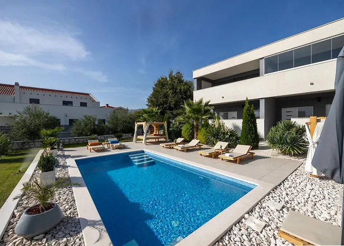 Spacious With Jacuzzi *