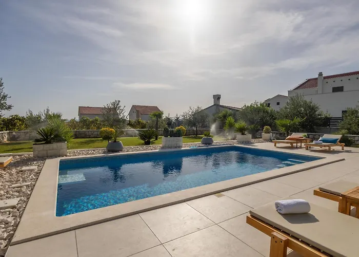 Spacious With Jacuzzi *